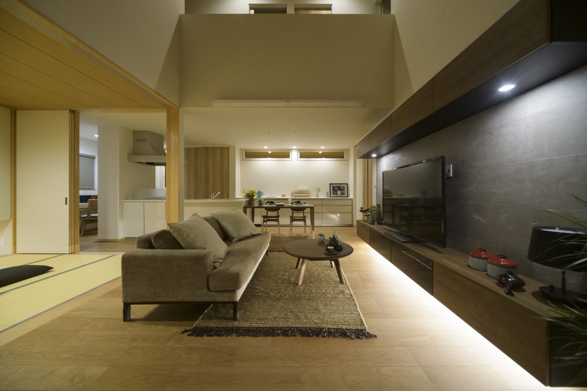 格子デザインがラグジュアリー感を増す外観