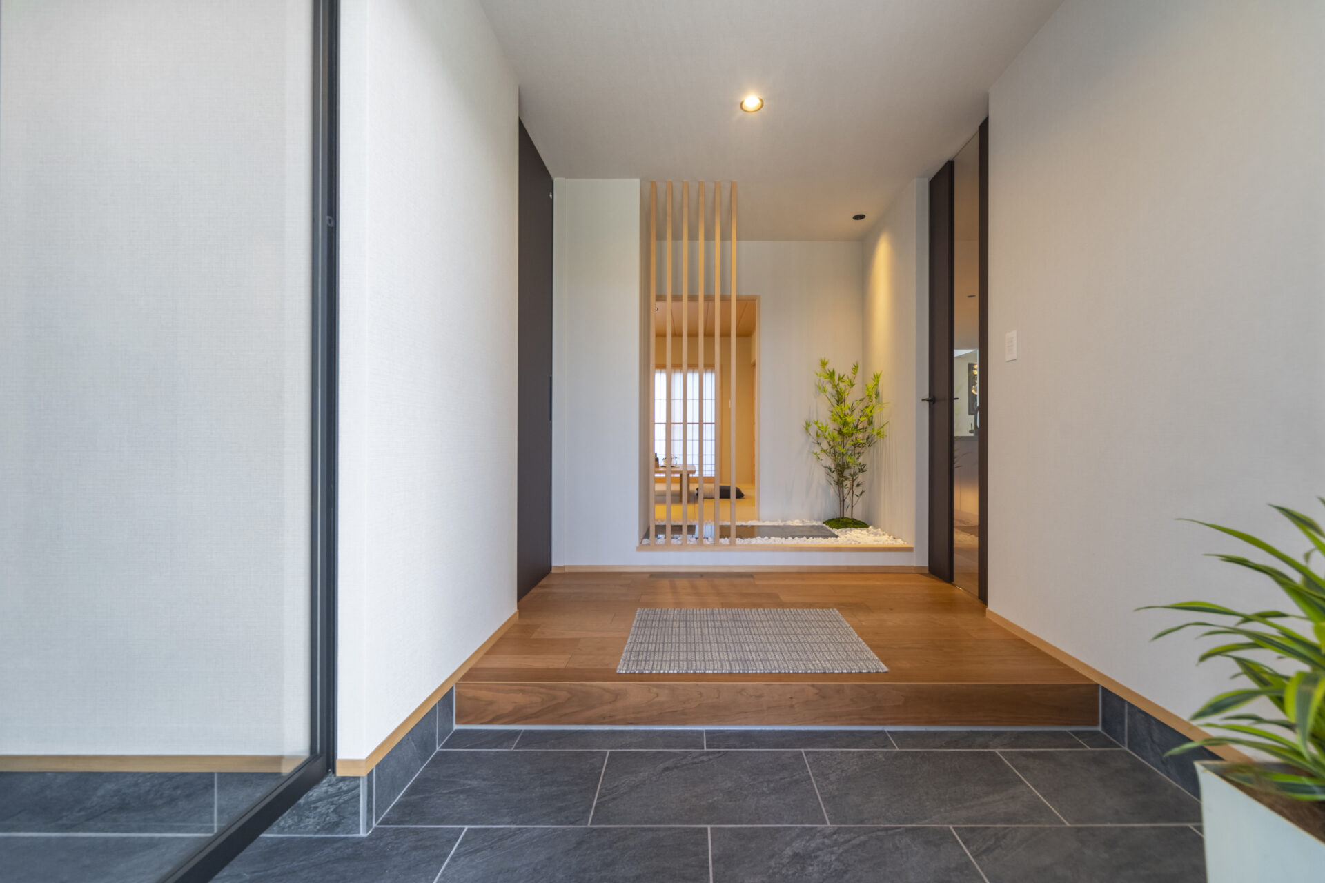 屋上と美しい日本の建築を現代のデザインに生まれ変わらせた和モダンラグジュアリーの邸宅画像-7