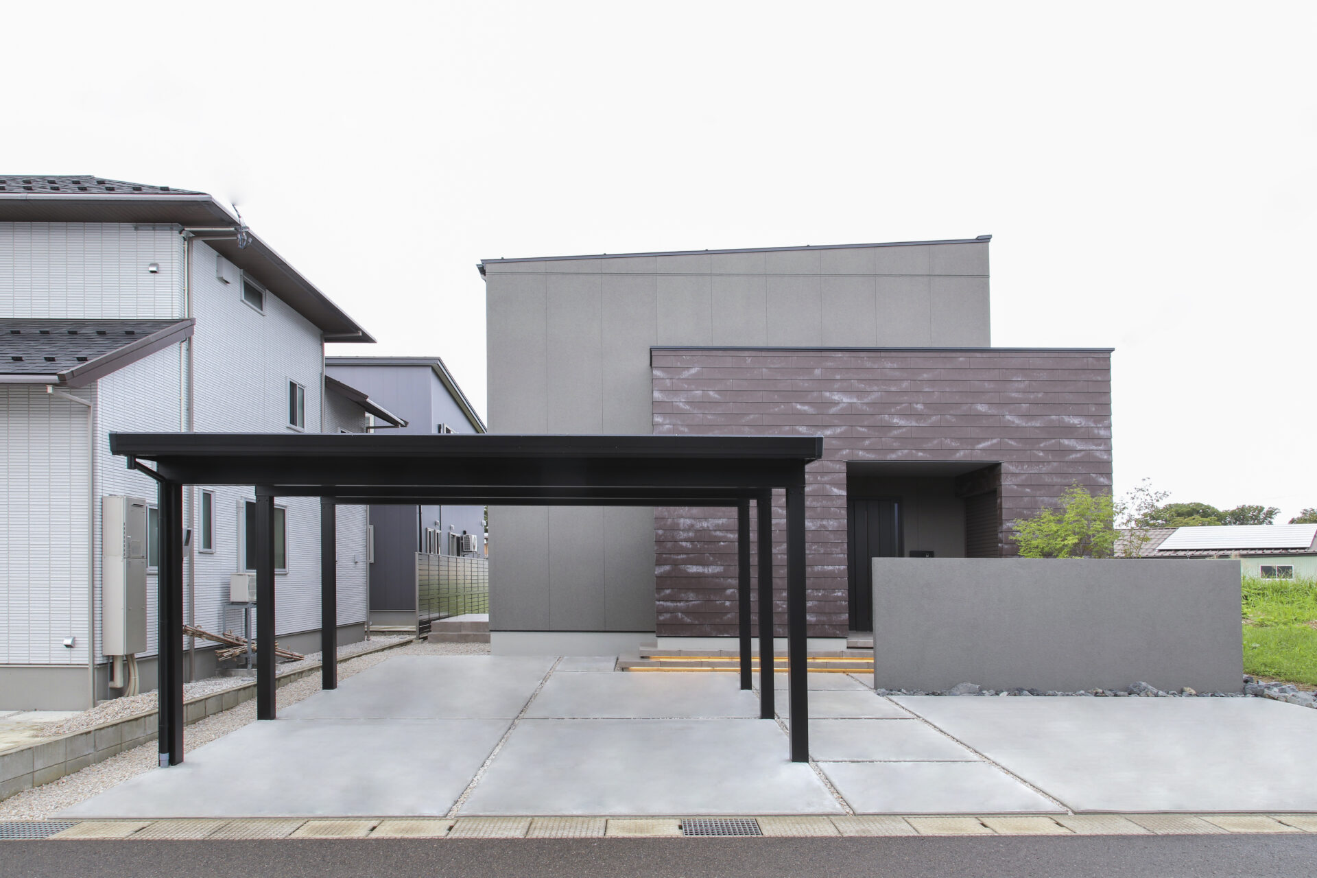 落ち着きのある外観と植栽の緑が映える邸宅画像-1