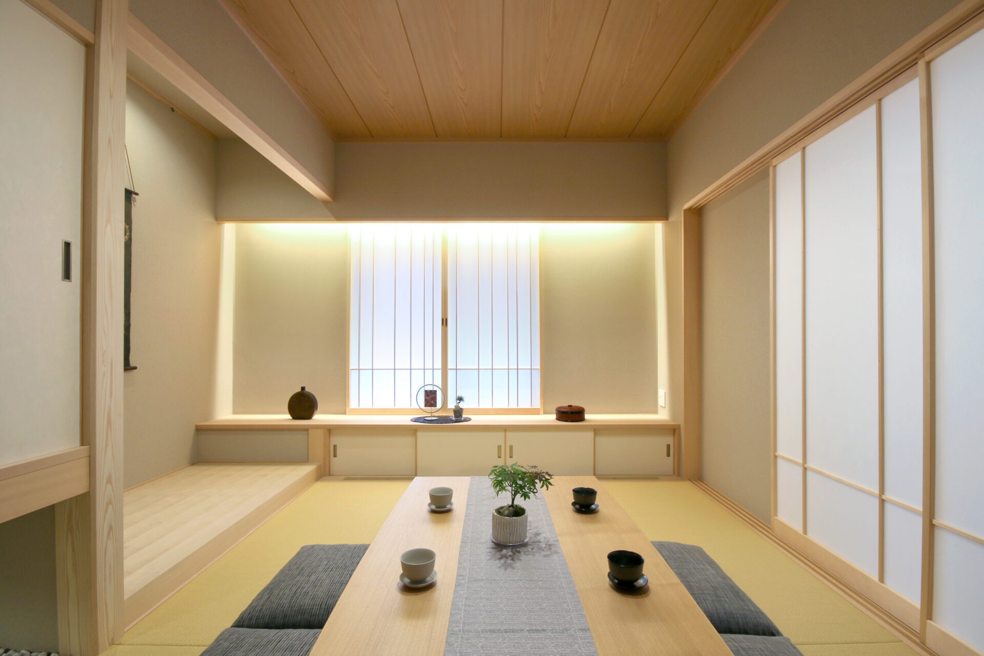 落ち着きのある外観と植栽の緑が映える邸宅画像-5