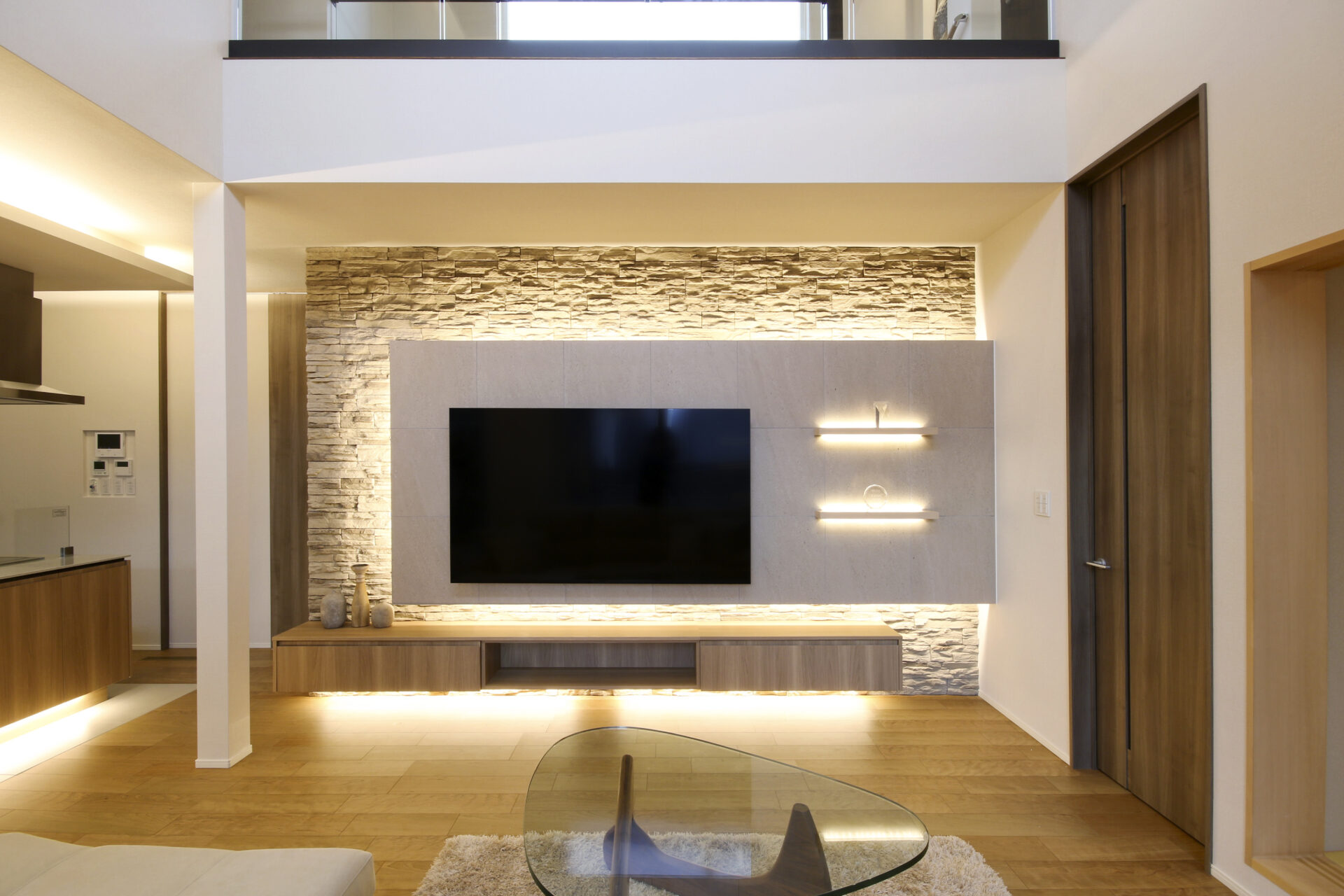 落ち着きのある外観と植栽の緑が映える邸宅