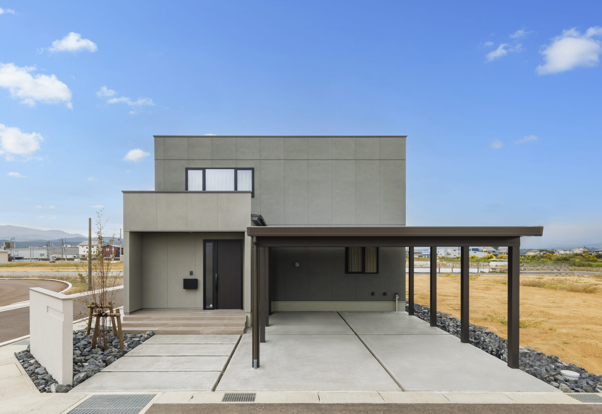 グレーと木の色味の大人トーンなホテルライクデザイン画像-1