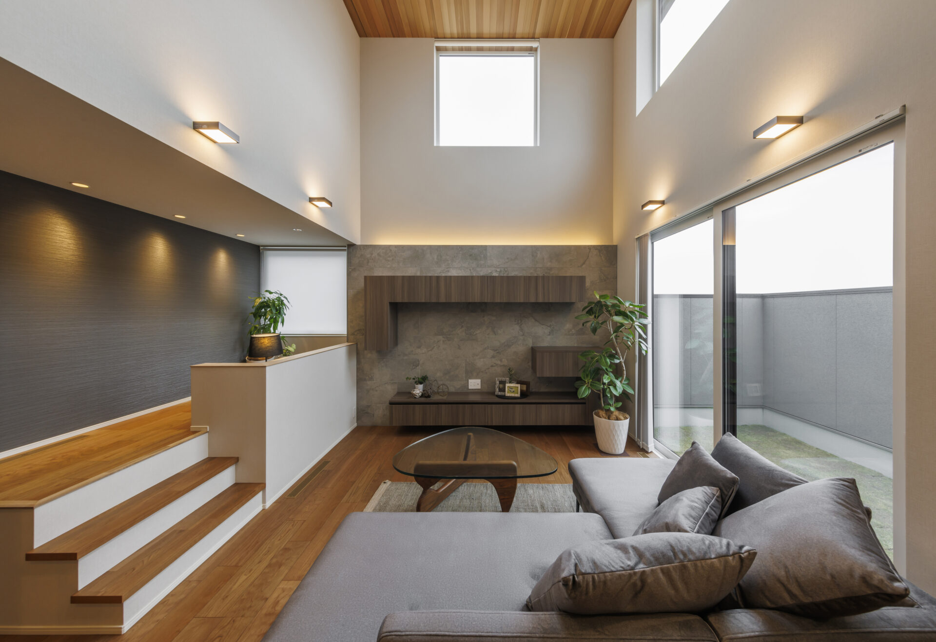 グレーと木の色味の大人トーンなホテルライクデザイン