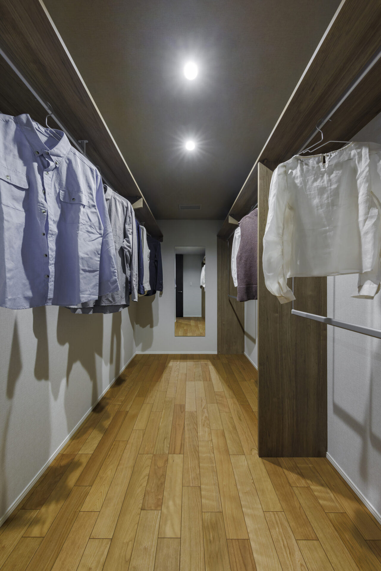 グレーと木の色味の大人トーンなホテルライクデザイン画像-11