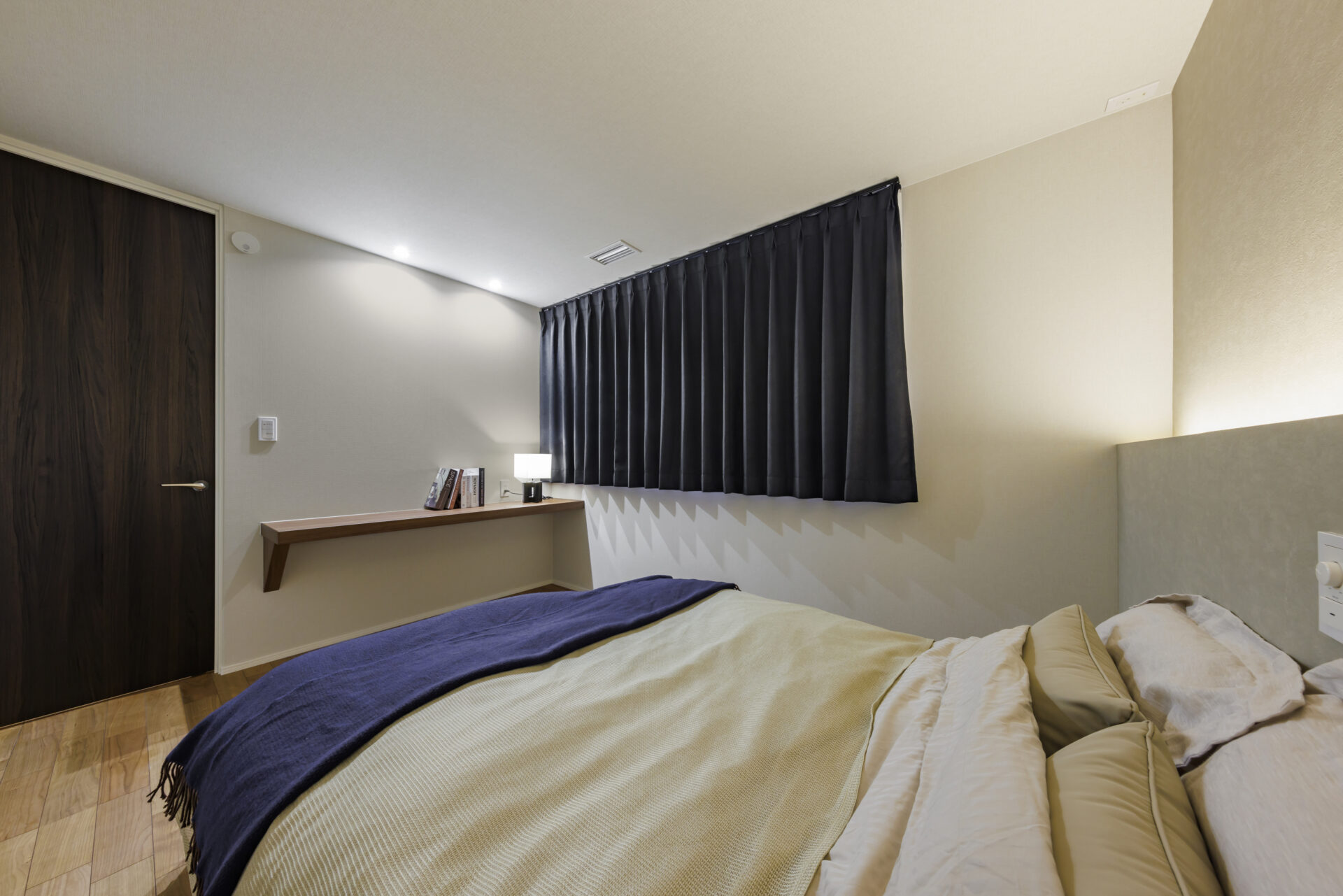 グレーと木の色味の大人トーンなホテルライクデザイン画像-12