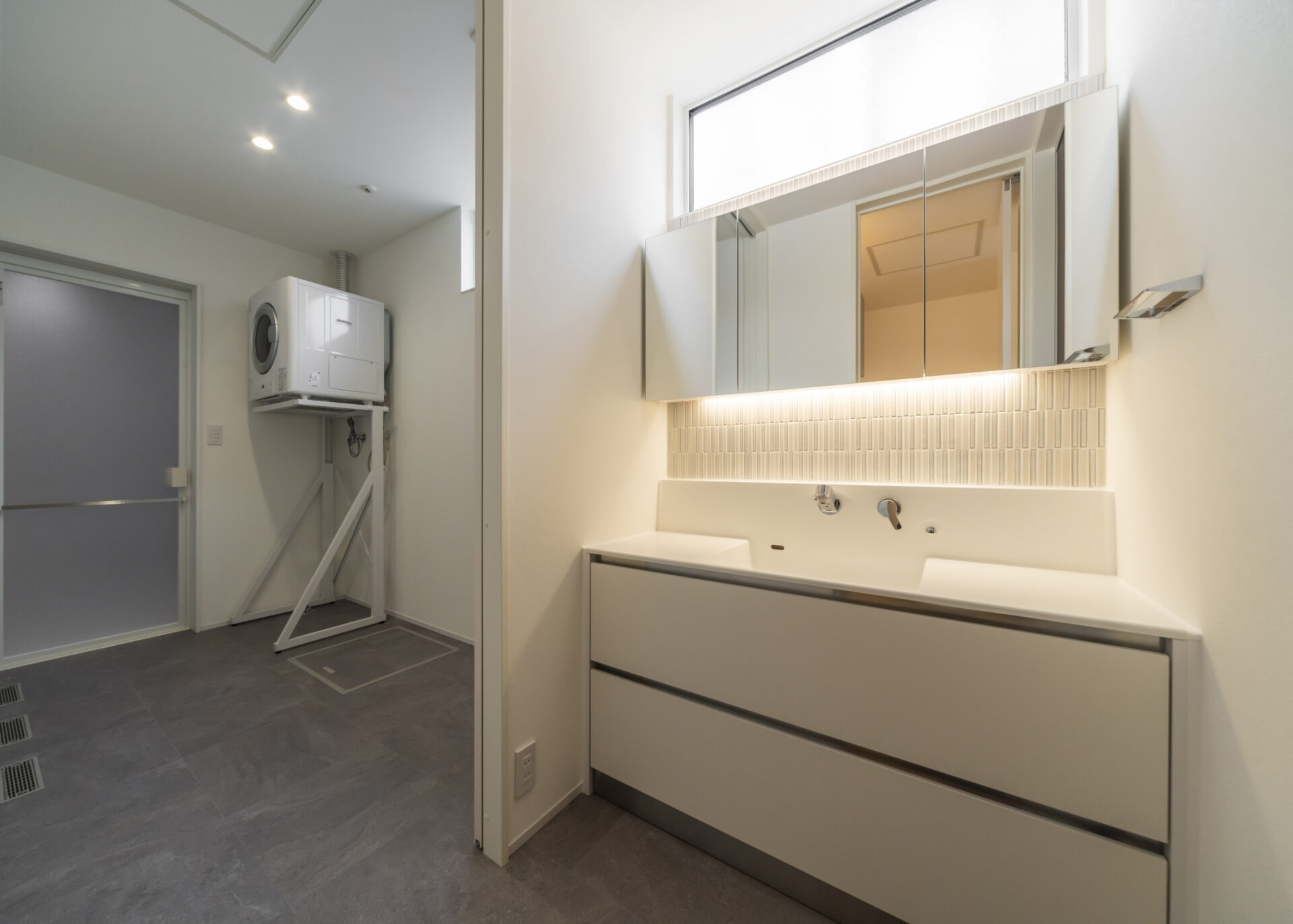 中庭とガレージが響き合う、静謐な平屋。画像-7