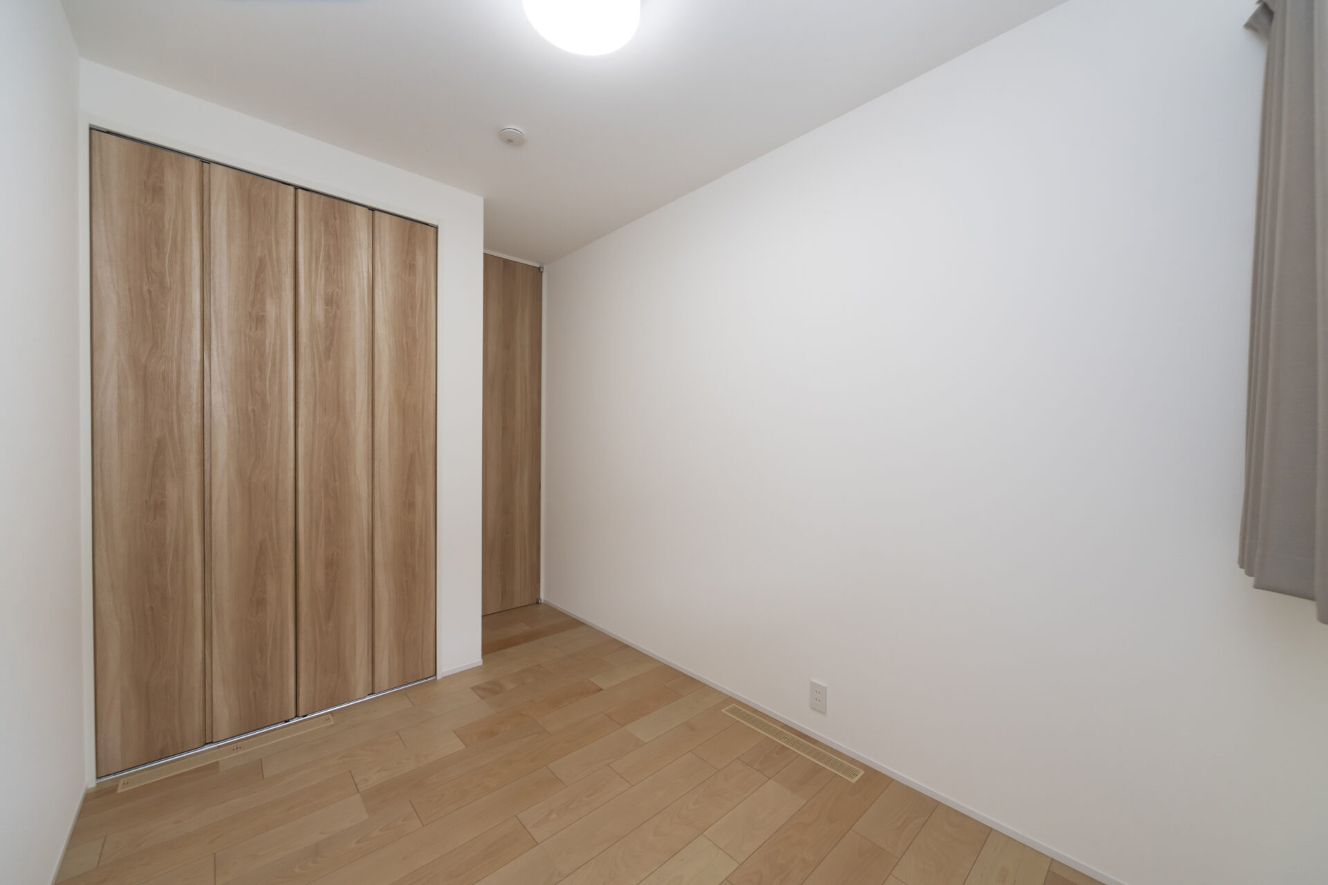 中庭とガレージが響き合う、静謐な平屋。画像-11