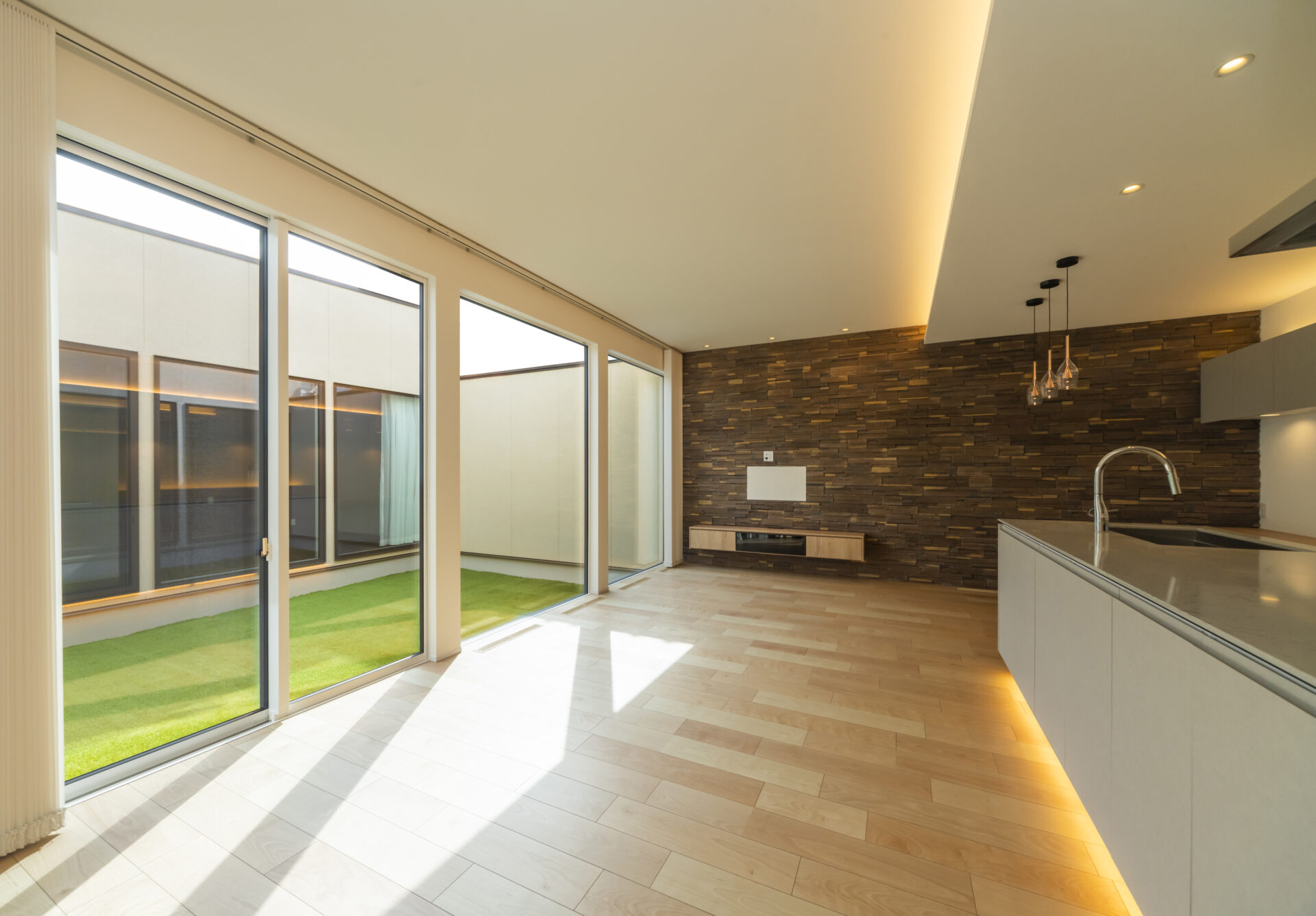 中庭とガレージが響き合う、静謐な平屋。画像-4