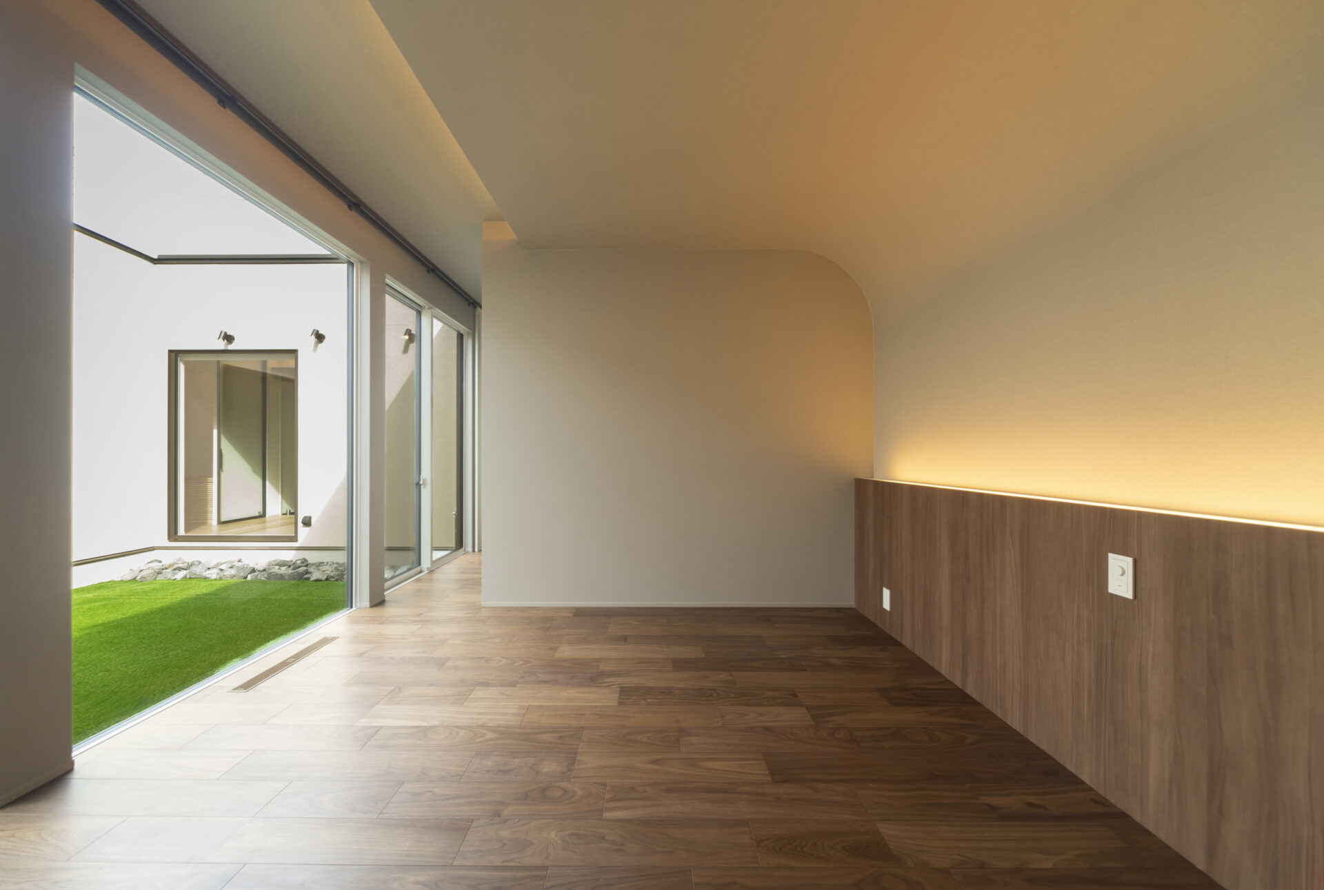 中庭とガレージが響き合う、静謐な平屋。画像-9