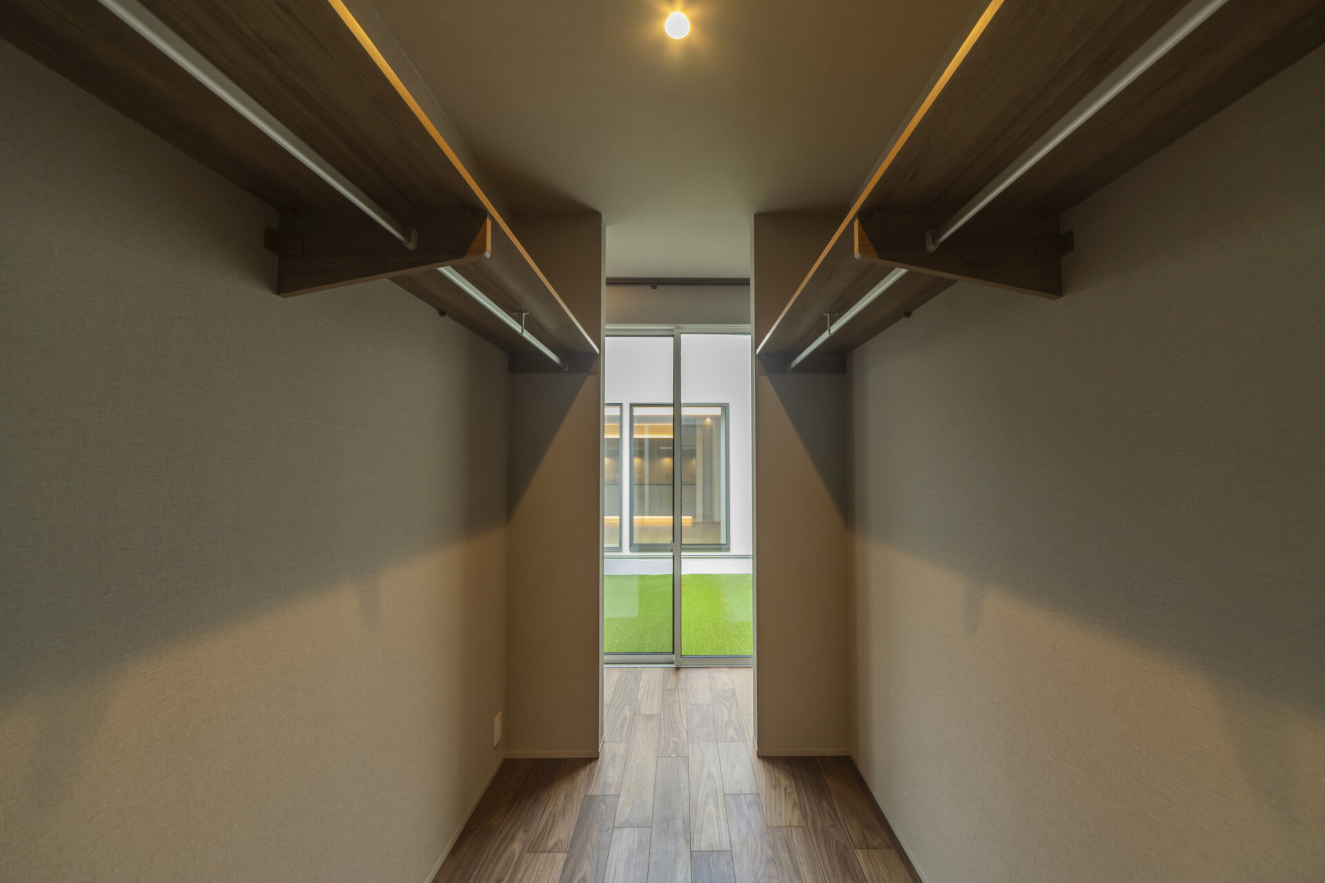 中庭とガレージが響き合う、静謐な平屋。画像-10