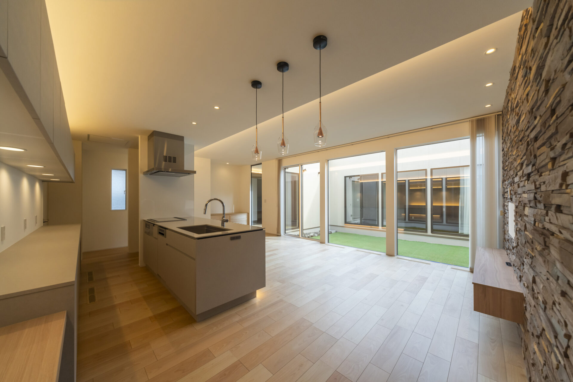 中庭とガレージが響き合う、静謐な平屋。画像-6