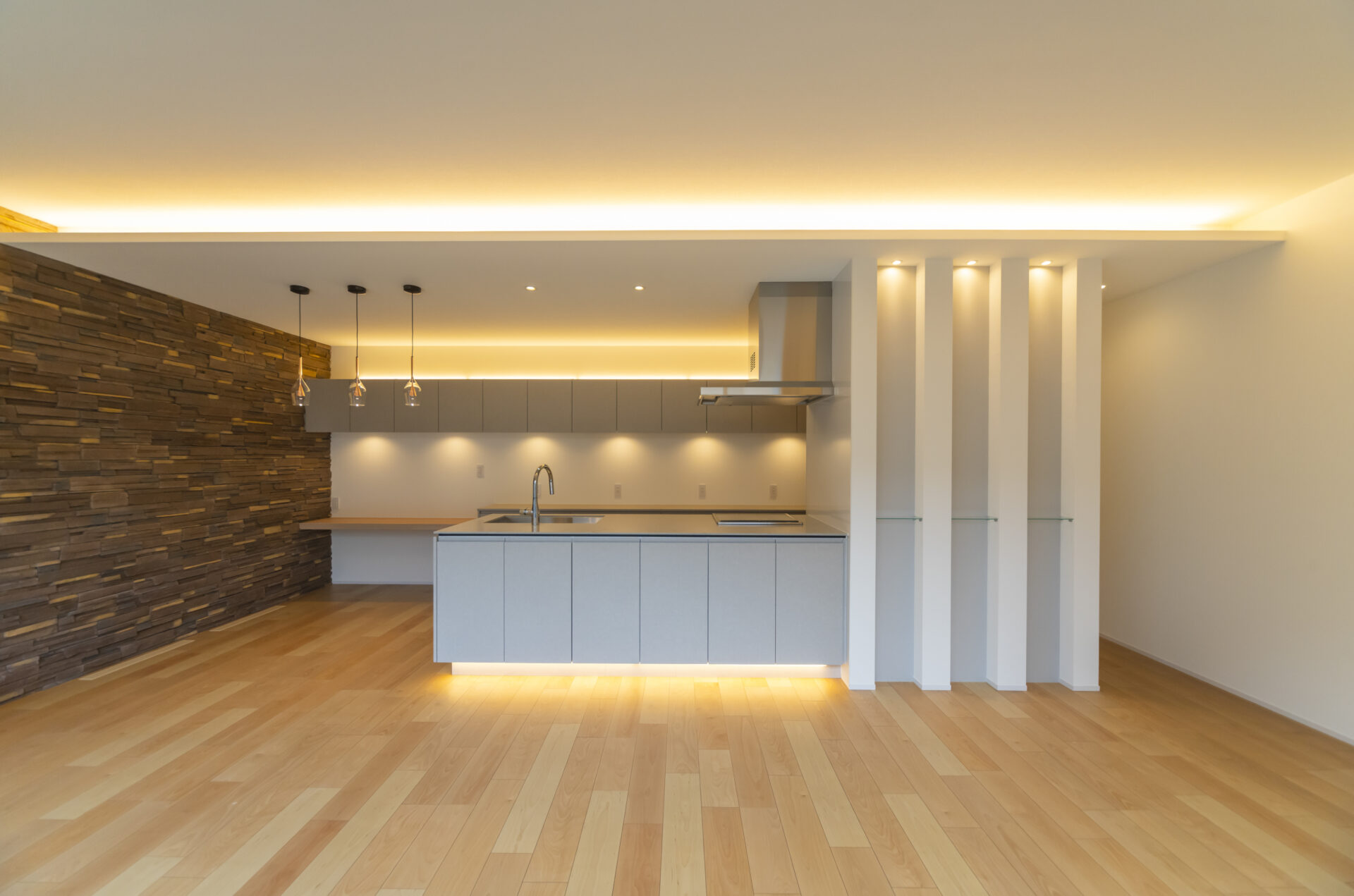 中庭とガレージが響き合う、静謐な平屋。画像-5