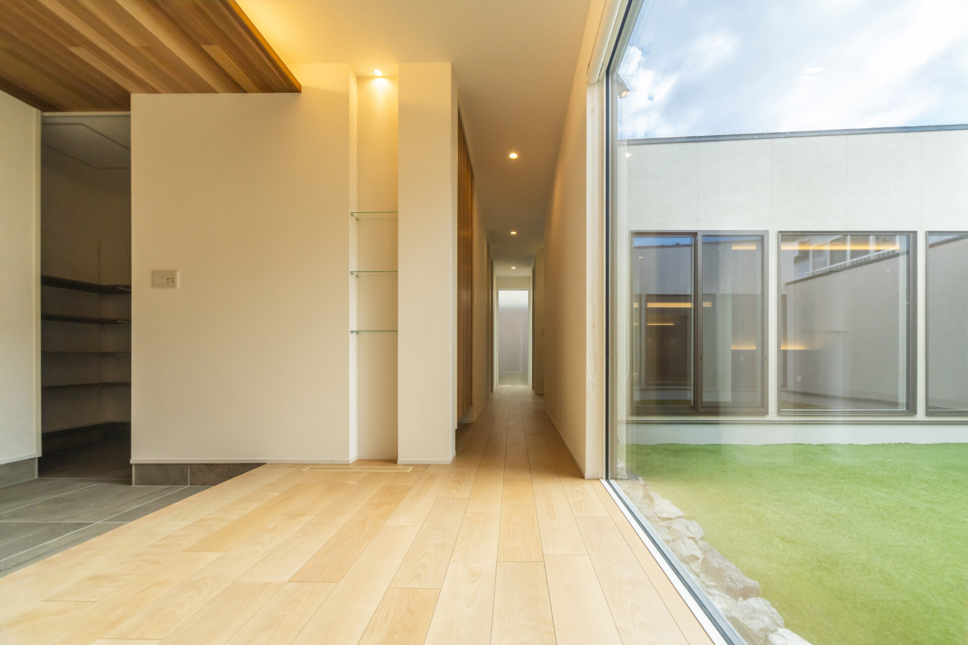 中庭とガレージが響き合う、静謐な平屋。画像-3