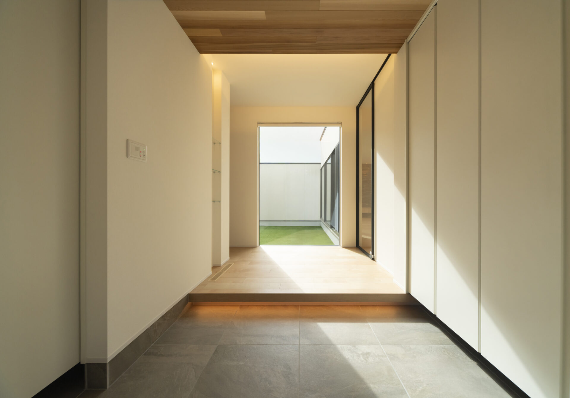 中庭とガレージが響き合う、静謐な平屋。画像-2