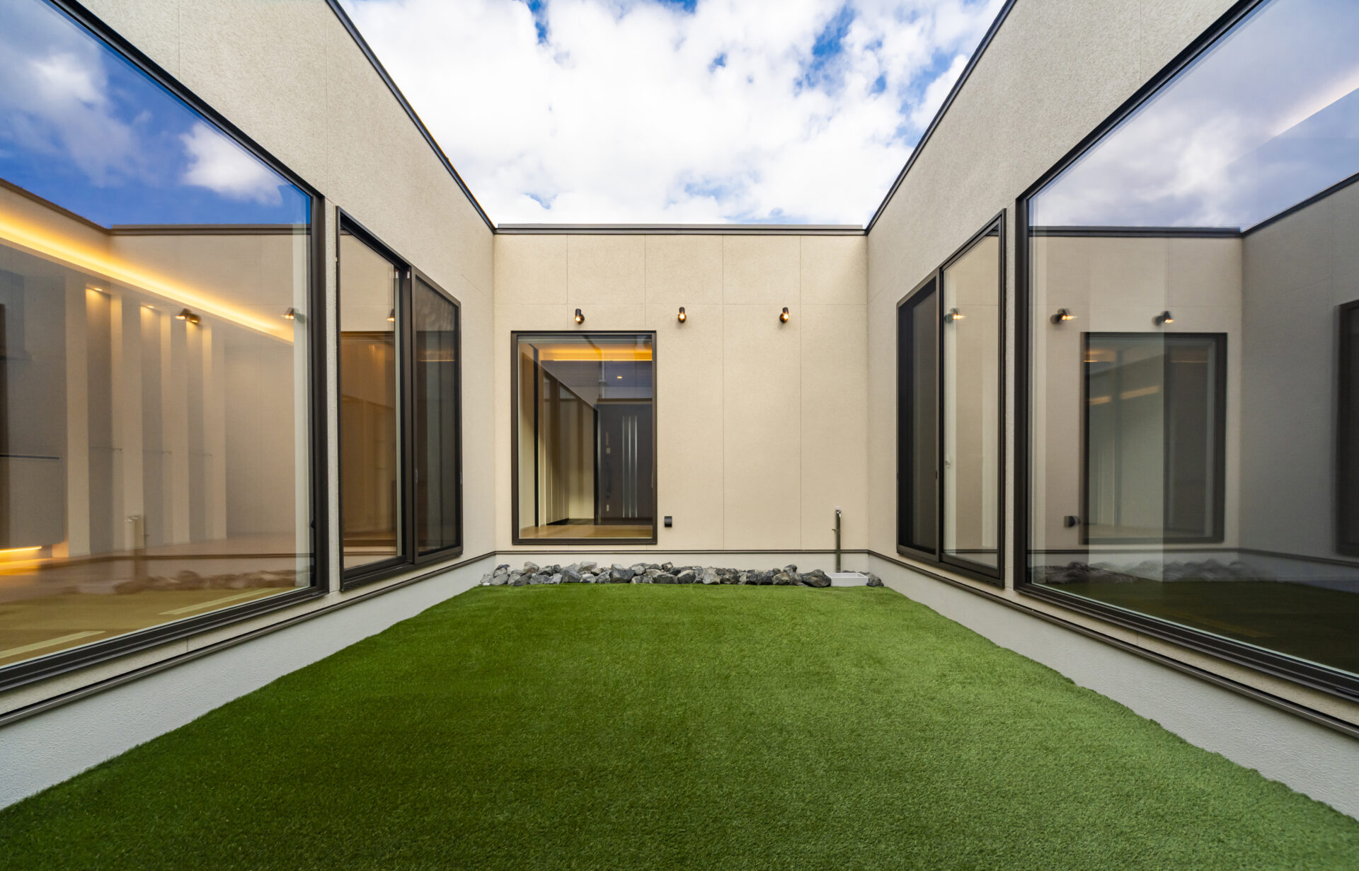 中庭とガレージが響き合う、静謐な平屋。画像-13