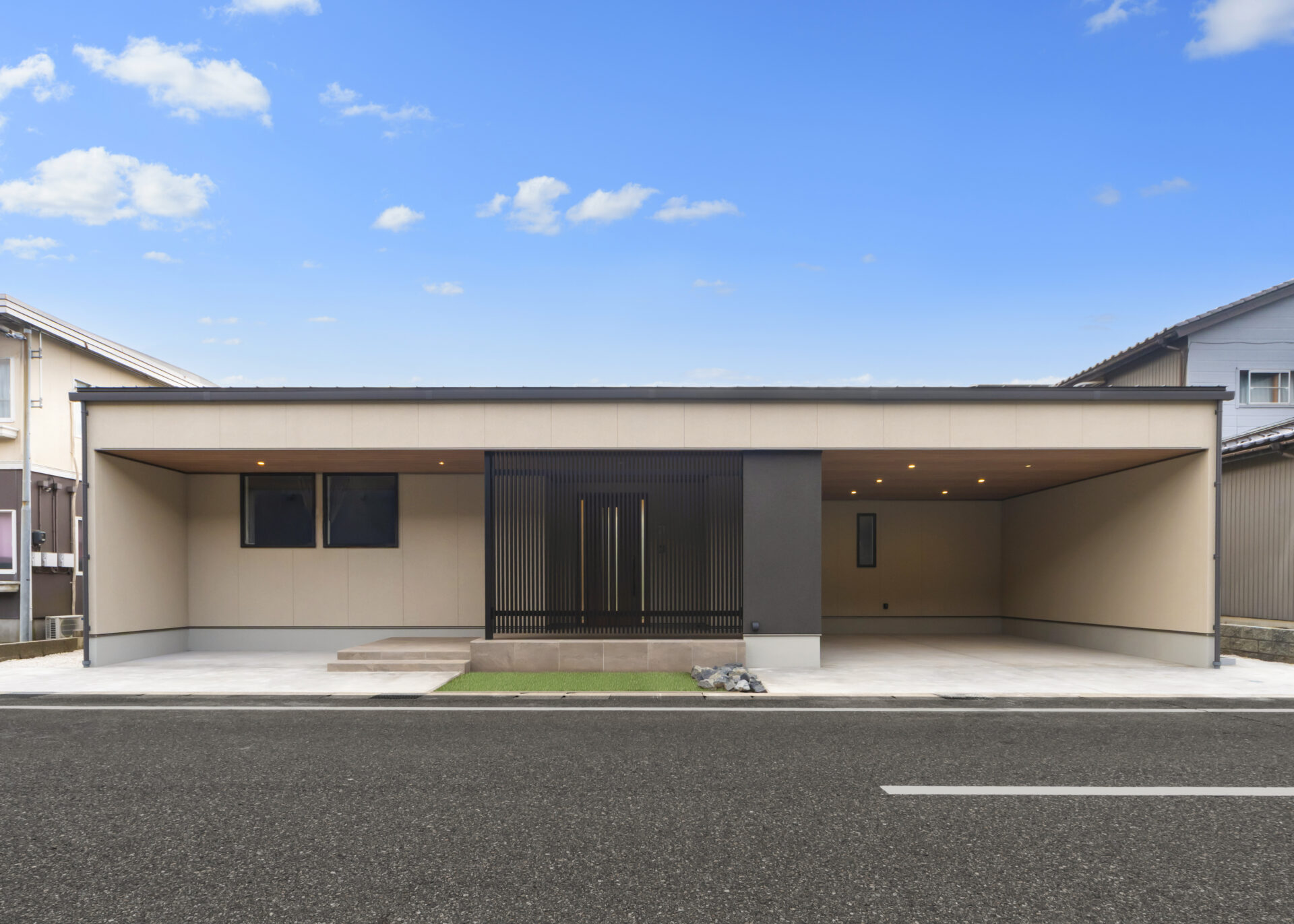 中庭とガレージが響き合う、静謐な平屋。画像-1