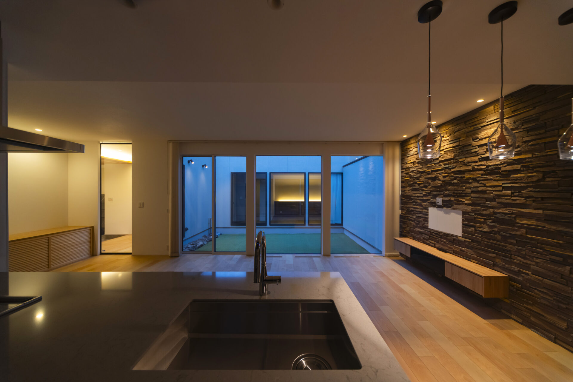 中庭とガレージが響き合う、静謐な平屋。画像-14