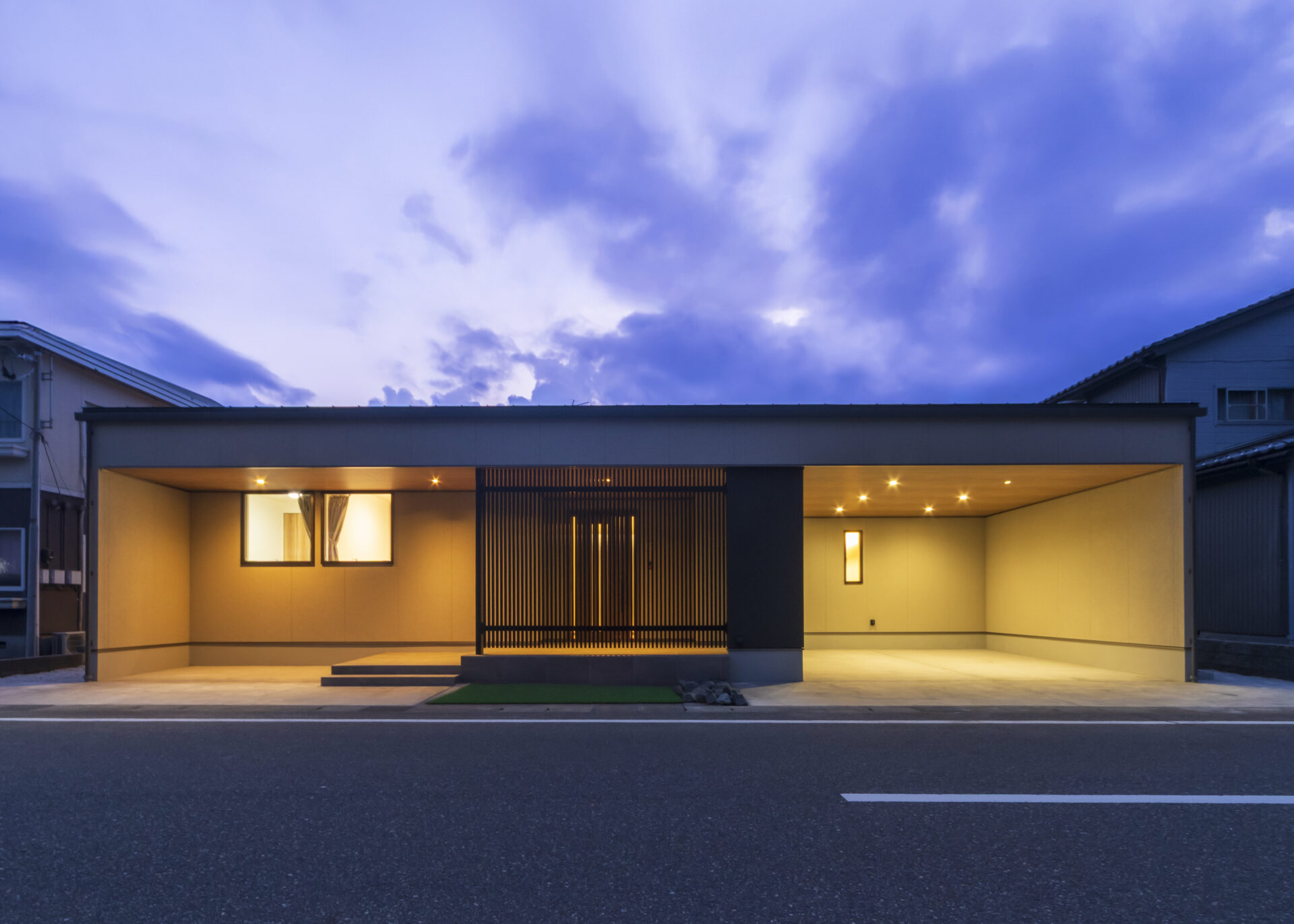 中庭とガレージが響き合う、静謐な平屋。