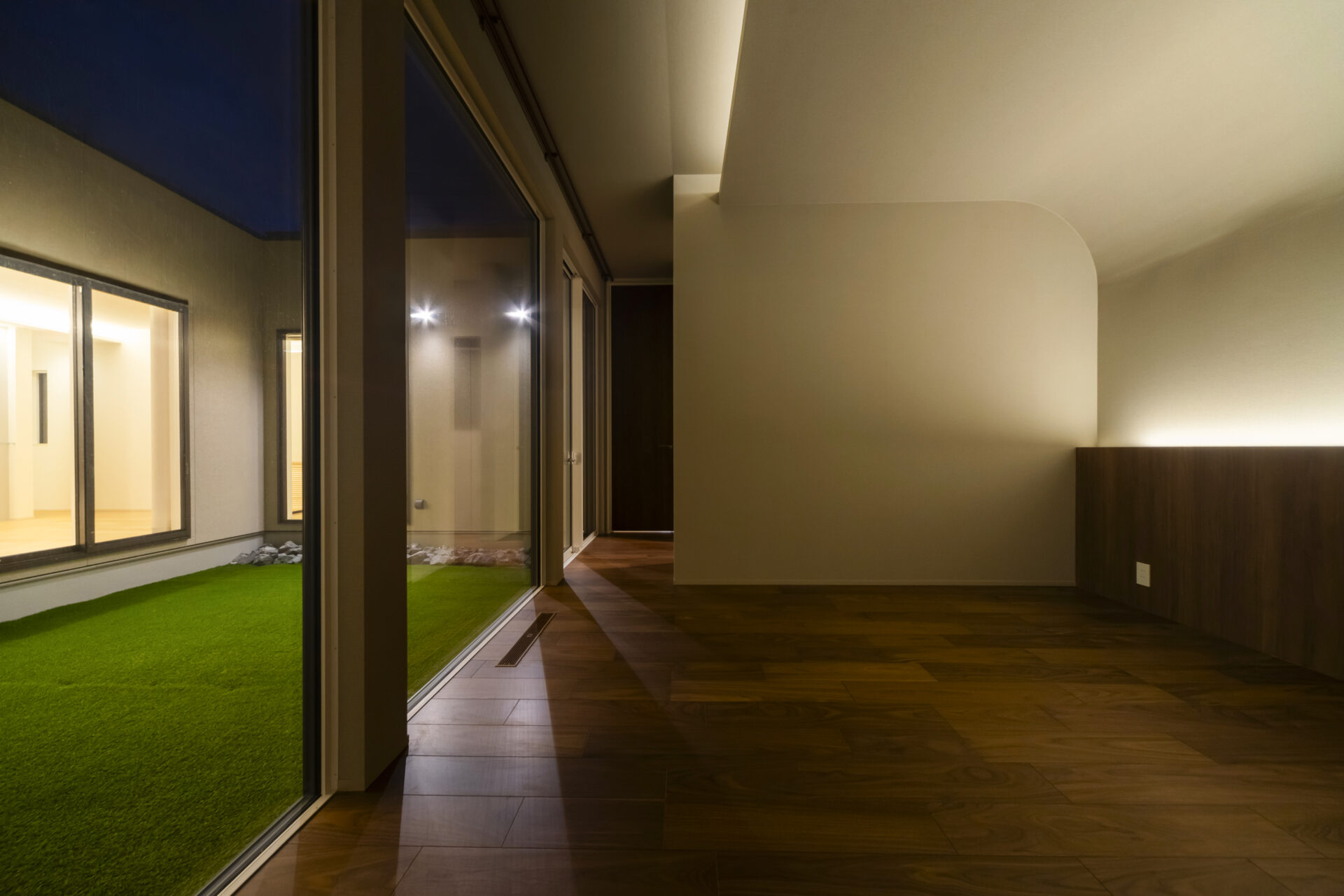 中庭とガレージが響き合う、静謐な平屋。画像-15